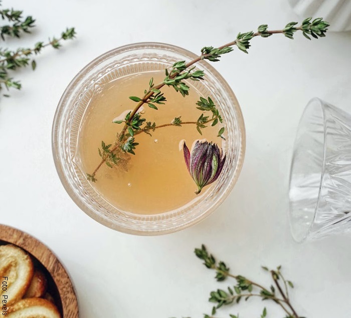 Foto de una taza de té verde para ilustrar cómo hacer crecer el cabello