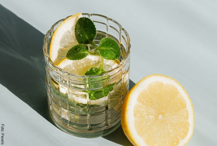 Foto de un vaso de agua con limón