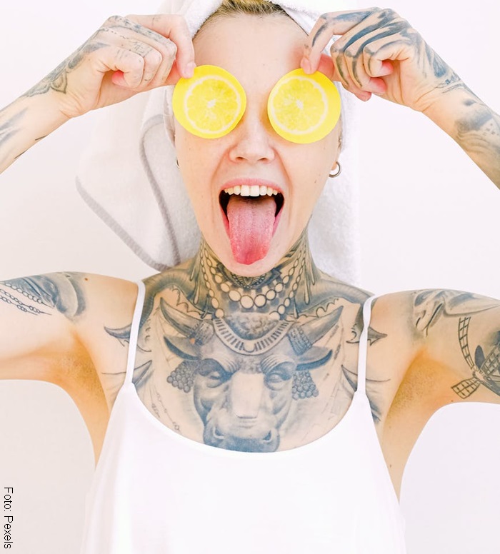 Mujer con tatuajes para ilustrar los cuidados de un tatuaje