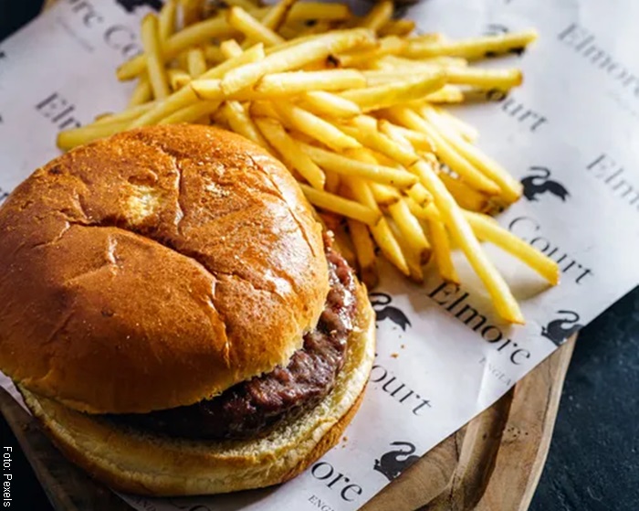 Foto de una hamburguesa con papas fritas