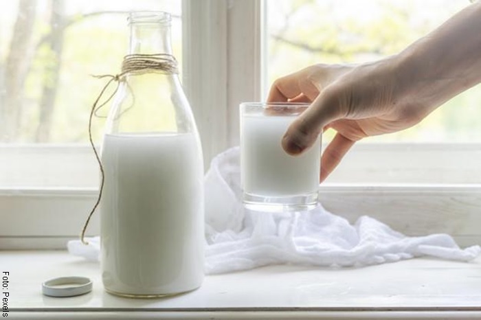 Foto de taza de leche junto a una toalla