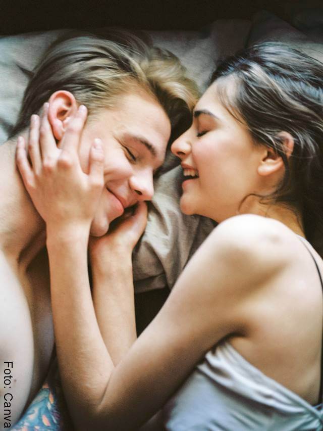 Foto de una pareja en la cama