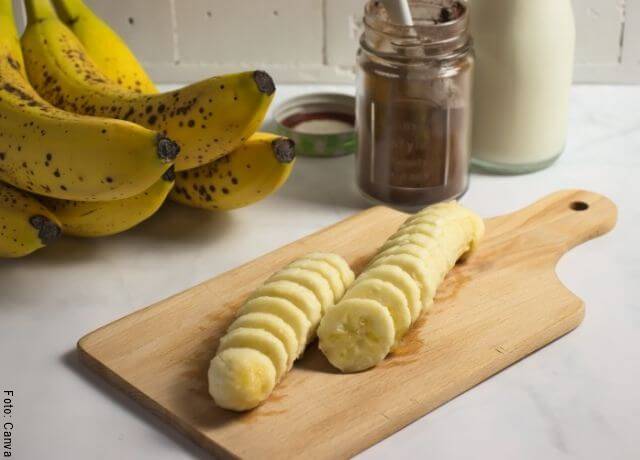 Foto de bananos cortados en una tabla de cocina
