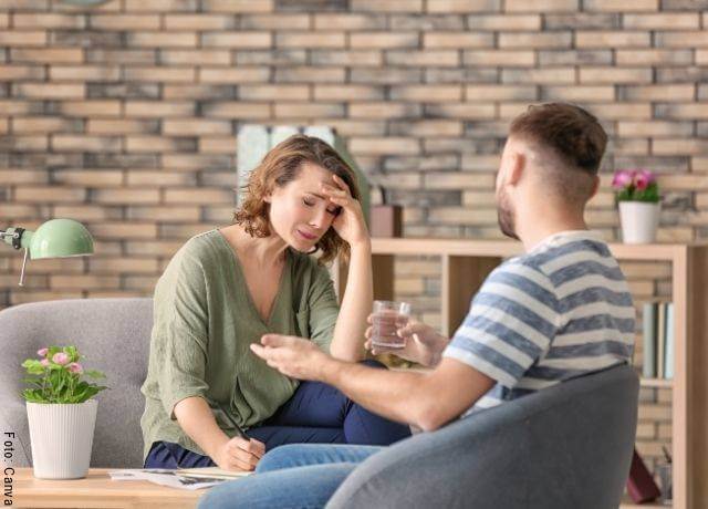 Foto de una pareja discutiendo para ilustrar cómo actuar al reencontrarse con un ex