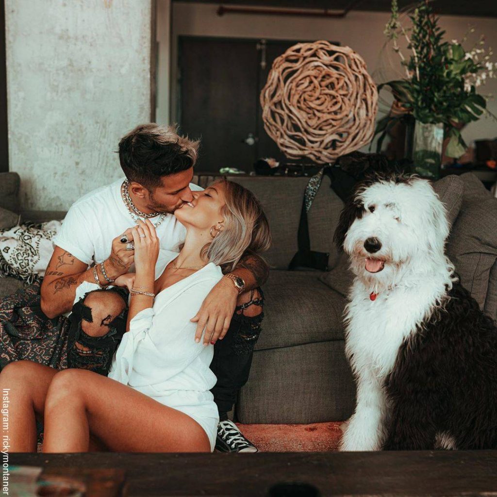 Foto de Ricky Montaner abrazando a Stefanía y al lado su perro.