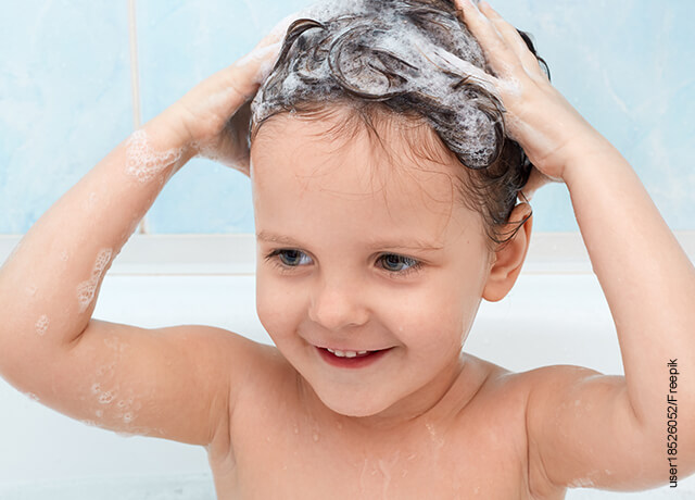 Foto de niña bañándose el pelo