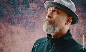 Foto de hombre con caspa en sus hombros