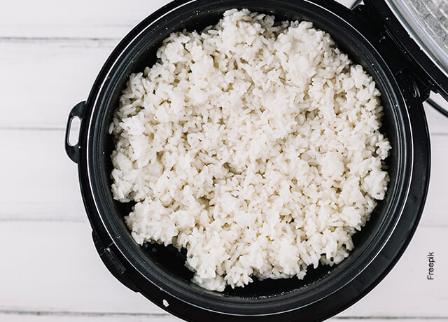 Foto de una olla con arroz blanco que ilustra el arroz verde receta fácil