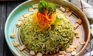 Foto de un plato de arroz verde