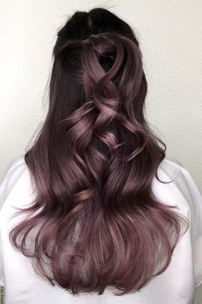 Foto de mujer con cabello chocolate malva para ilustrar color de cabello para morenas