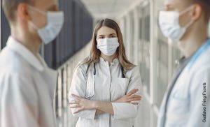 Foto de tres doctores con tapabocas