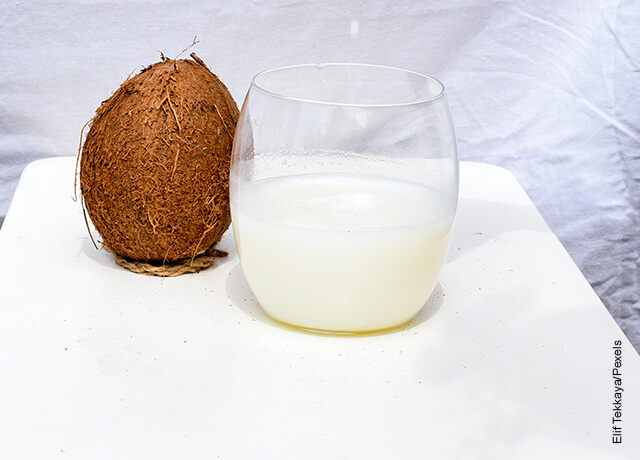Foto de un recipiente con leche que muestra cómo hacer limonada de coco