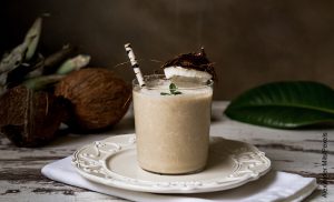 Foto de un vaso de limonada de coco