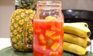 Foto de jarrón con fruta picada adentro