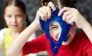 ¿Cómo hacer slime casero para jugar con los niños?