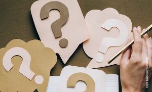 Foto de unos signos de interrogación sobre una mesa que muestran cómo hacer una cartelera