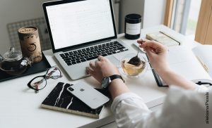 Foto de las manos de una mujer en una mesa de computador