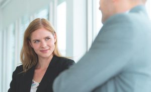 ¿Cómo saber si le gustas a un hombre? Estas son las señales