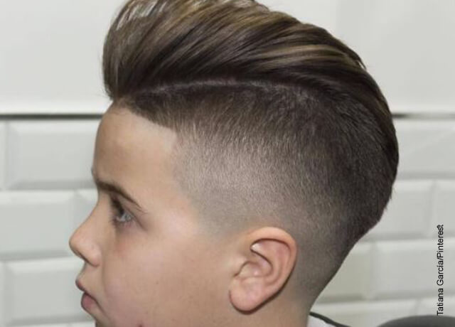 Foto de un niño en una peluquería que muestra cortes de cabello para niños