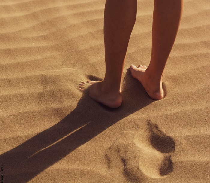 Foto de unos pies en la arena