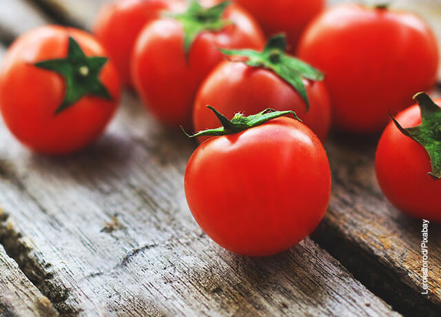 Fotos de tomates rojos sobre una mesa
