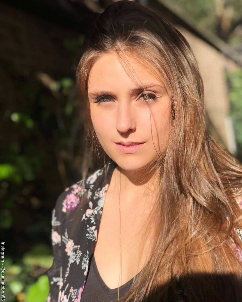 Foto de Camila Tobón en la que se pueden ver sus ojos verdes frente al sol