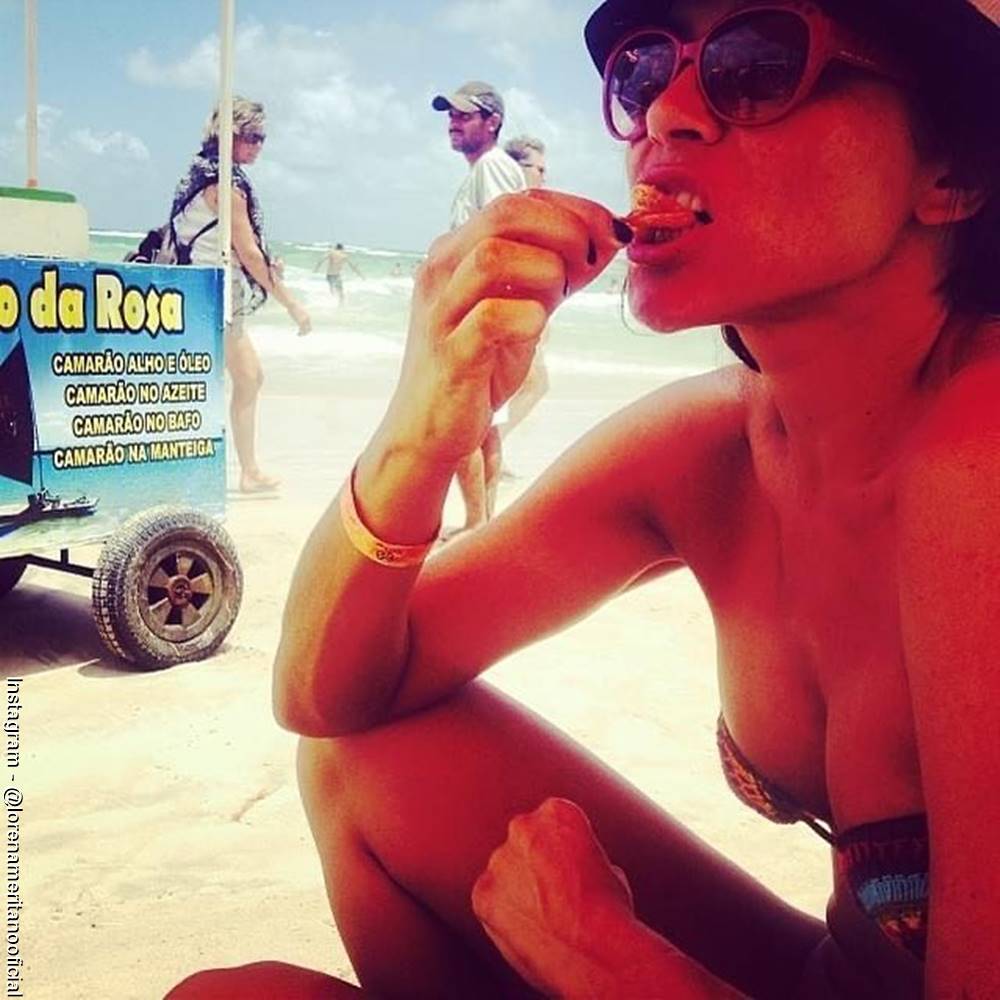 Foto de Lorena Meritano en una playa de Brasil y en bikini