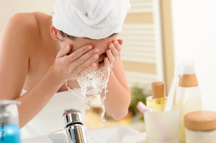Foto de una mujer lavándose la cara