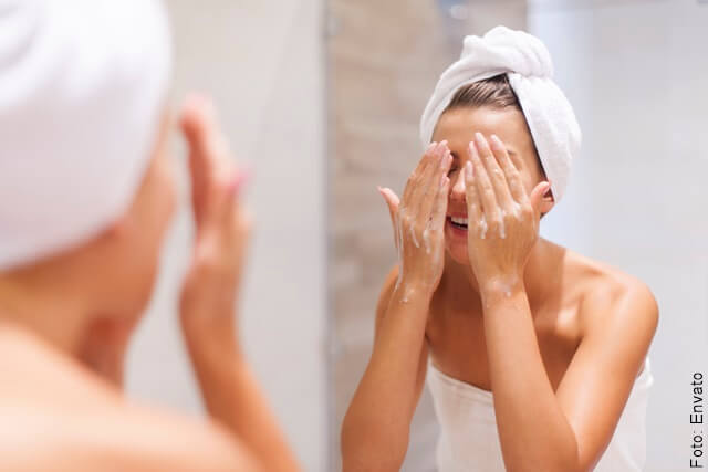 foto de mujer lavandose el rostro