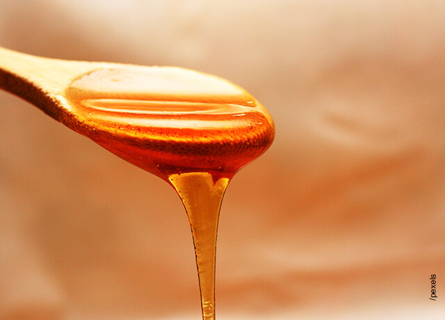 Foto de una cucharada de miel cayendo