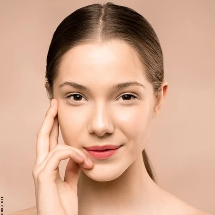 Foto de una mujer con el rostro suave