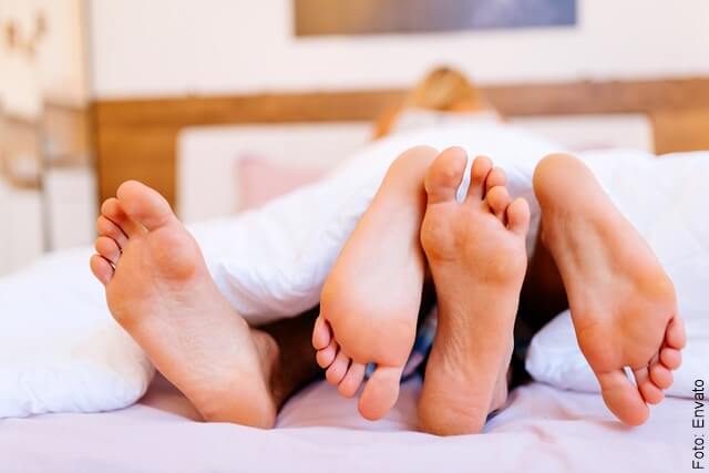 foto de pies de pareja teniendo sexo