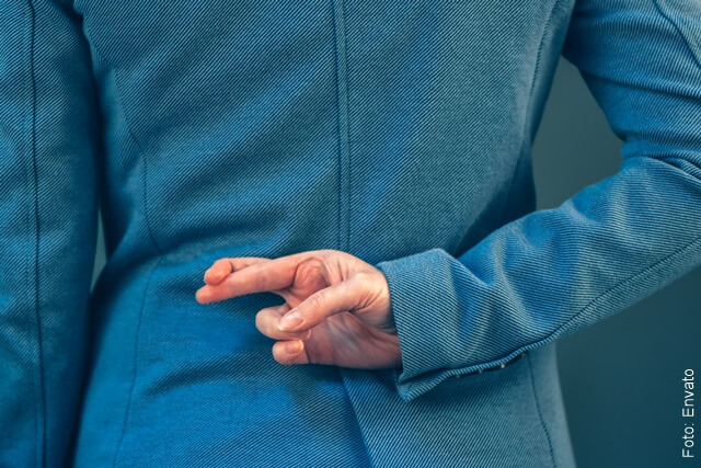 foto de espalda de hombre infiel