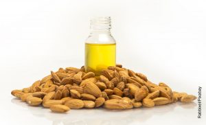 Foto de un recipiente de aceite de almendras