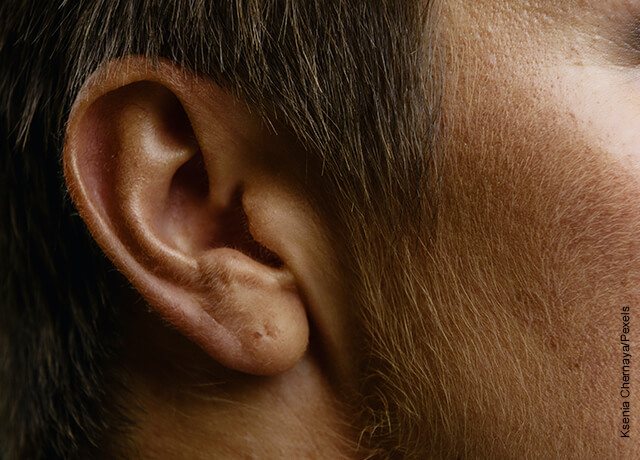 Foto del oído de un hombre