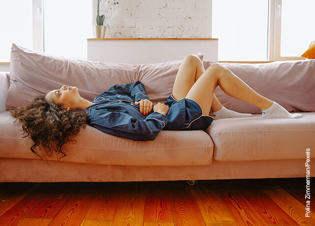 Foto de una mujer acostada en su sofá
