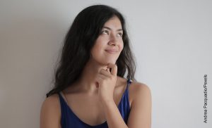 Foto de una mujer pensativa que muestra para qué sirve el agua oxigenada