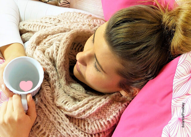 Foto de una mujer tomando una taza de agua caliente