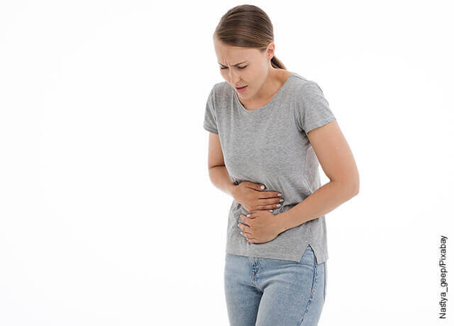Foto de mujer tomándose su estómago