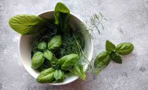 ¿Para qué sirve la albahaca? Beneficios y consejos de uso