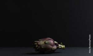 Foto de una alcachofa sobre una mesa