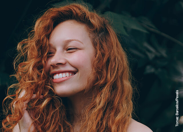 Foto de una mujer pelirroja sonriendo