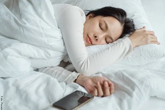Foto de una mujer durmiendo para ilustrar para qué sirve la valeriana