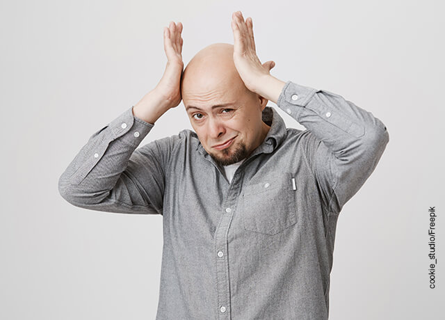 Foto de un hombre calvo preocupado que muestra por qué se cae el cabello