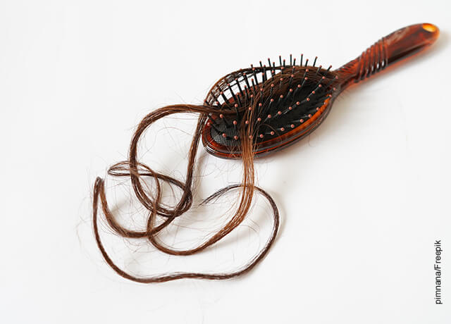 Foto de un cepillo de pelo que ilustra por qué se cae el cabello