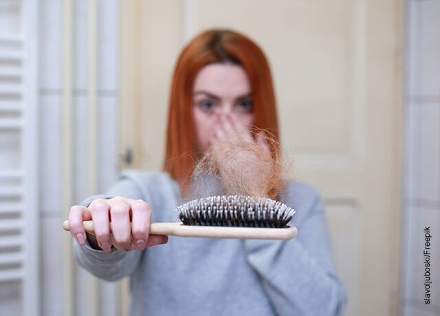 Foto de una mujer con pelo en el cepillo