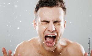 Foto de hombre gritando en la ducha