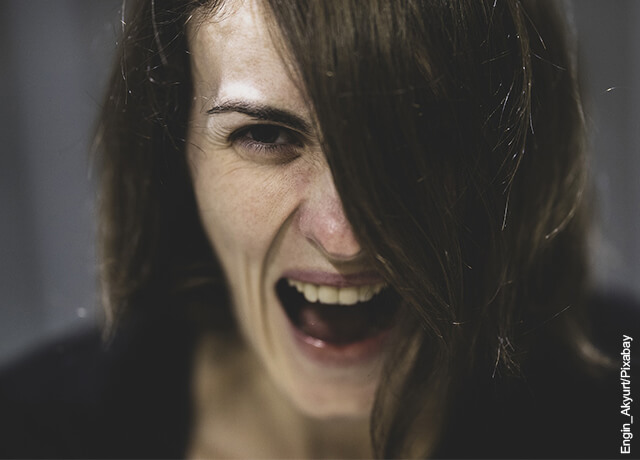 Foto de mujer gritando asustada