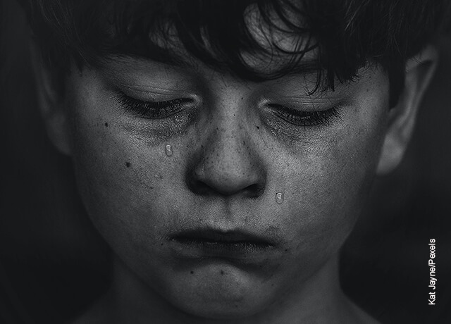 Foto de un niño llorando