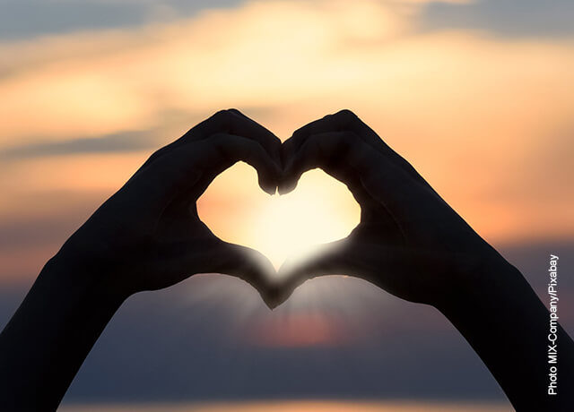 Foto de unas manos formando un corazón